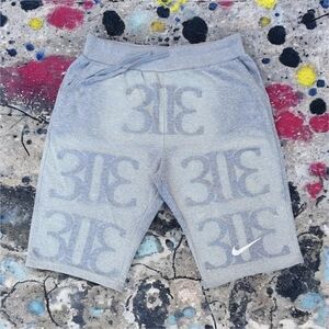3IIƐ GRAY / WHITE cotton shorts with white spray paint logo design - Large
